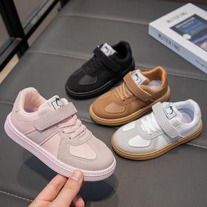 Venta al por mayor de zapatillas de correr de lujo para niños y niñas, zapatillas de deporte escolares blancas y negras para niños, goma de PVC, diseño plano de moda para caminar en invierno - Product Image 3