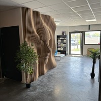 Art Mural en Bois Visage dans les Vagues Grande Face Humaine Décoration Murale Paramétrique en Bois Ondulée Décor Paramétrique en Bois Visage