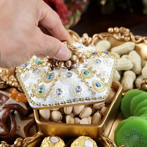 Art populaire européen, figurine sculptée personnalisée en résine époxy incrustée de diamants, décoration de luxe pour la maison, table basse de salon - Product Image 5