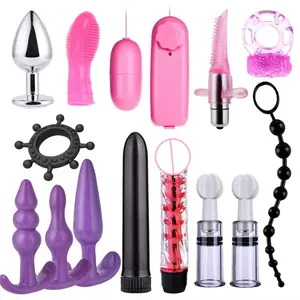 BDSM Set Kits Bondage Gear Esposas Pezón Abrazaderas Látigo Nalgadas Anal Plug Ring Vibrador Adulto SM Juguetes sexuales para Mujeres Hombres