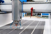 Routeur CNC automatique pour pierre, modèle le plus vendu, avec moteur de broche à refroidissement par eau de 5,5 kW et engrenage pour la découpe et la gravure du marbre et du granit