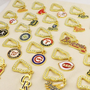 Pin de esmalte personalizado de México con diseño de café, coches, príncipe y chapado arcoíris resistente para sombrero - Product Image 1