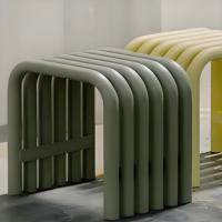 Tables et bancs en fer tubulaire courbé de style nordique minimaliste pour l'extérieur, adapté aux greniers, terrasses, salles à manger et espaces publics.