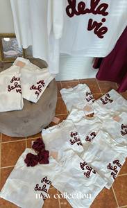 Ensemble 3 pièces style décontracté : pull à lettres, jupe en soie rouge, élastique à cheveux, col rond, manches courtes, pour usage quotidien, échantillon disponible - Product Image 4