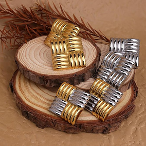 Boucles d'oreilles clous géométriques en acier inoxydable plaqué or 18 carats, bicolores, texture carrée, asymétriques, bijoux de fête - Product Image 1