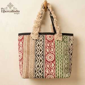 กระเป๋าผ้าฝ้ายทำมือลายชนเผ่า กระเป๋าสะพายไหล่หูหิ้วแบบมีพู่ สไตล์โบโฮ กระเป๋าชายหาดใบใหญ่ ผู้จัดจำหน่ายรายใหญ่จากอินเดีย - Product Image 6