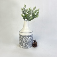 Vase de table décoratif moderne en métal vintage Lander pour la décoration intérieure
