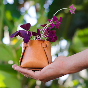 Décoration de bureau : pot de fleurs en cuir de style porte-stylo associé à un panier suspendu fait main. - Product Image 2