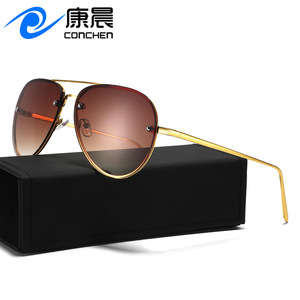 Gafas de sol Conchen Aviator con montura metálica y protección UV400 para hombres, ideales para conducir, viajar y complementar atuendos de moda. - Product Image 5