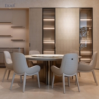 Table à manger circulaire contemporaine avec surface texturée superposée et base géométrique pour villa et restaurant