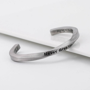 Yunnique Brazalete de acero de titanio de moda con grabado de Never Give Up, joyería de regalo unisex - Product Image 1