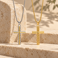 ARNAN Nouveau Design Collier Croix en Acier Inoxydable Vintage Baroque Texturé Pendentif Croix 3D Bijoux Tendance pour Femme Cadeaux d'Anniversaire