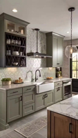 Meubles de cuisine Vermonhouzz Custom Classic vert foncé encadrés avec panneaux encastrés, style Shaker, et îlot central avec plan de travail en marbre