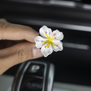 Daisy Liked - Ambientador de Resina para Coche con Sensor de Vibración, No Requiere Electricidad - Difusor Multicolor para Rejilla de Ventilación - Product Image 3