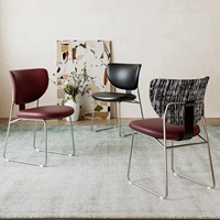 Chaise de salle à manger minimaliste moderne, structure en métal, assise en similicuir, dossier rayé, mobilier élégant pour la maison