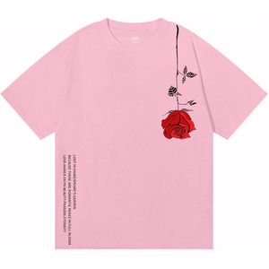 เสื้อยืดผู้ชายสีชมพู พิมพ์ลายดอกกุหลาบสีแดง แขนสั้น คอกลม ทรงลำลอง ผ้าฝ้ายเจอร์ซีย์ 100% ระบายอากาศได้ดี เหมาะสำหรับฤดูร้อน - Product Image 1