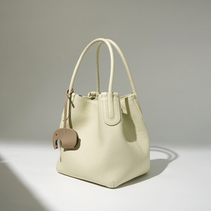 Sacs à main en cuir de vachette pleine fleur avec fermeture à loquet, sacs à bandoulière souples et polyvalents, sacs seau pour femmes - Fabricant ODM&OEM 2026 - Product Image 3