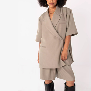 <span class=keywords><strong>Blazer</strong></span> Oversize Beige da Donna Personalizzato OEM - Giacca a Maniche Corte con Chiusura a Bottoni per un Look Chic e Senza Sforzo - Product Image 1