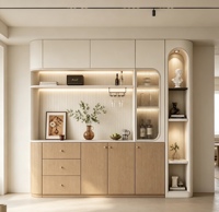 Buffet moderne en crème avec design incurvé, meuble de salle à manger sur toute la longueur de la pièce avec étagères de présentation