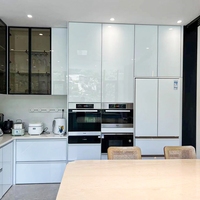 Meubles de cuisine modernes personnalisés et îlot avec portes vitrées, conception modulaire pour salle à manger et cave à vin, robinet inclus