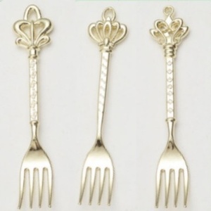 ขายส่งตรงจากโรงงาน <span class=keywords><strong>ช้อน</strong></span>สแตนเลสสตีลหรูหราสไตล์วินเทจ ลายนูนแกะสลักแบบราชสำนัก สำหรับกาแฟ ของหวาน งานเลี้ยง งานปาร์ตี้ แบบมีกระจก - Product Image 6