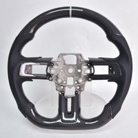 Volant de course personnalisé en cuir perforé avec bande supérieure bleue en fibre de carbone véritable pour Ford Mustang