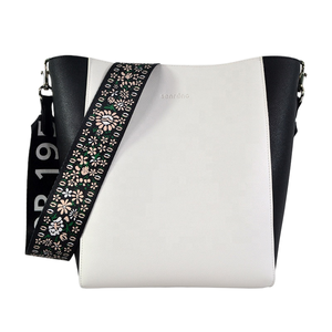 กระเป๋าโท้ททรงถังหนัง PU แบบพกพา สไตล์อังกฤษ กันน้ำ ลายการ์ตูน ตกแต่งตัวอักษร  แบบสั่งทำได้ สองด้าน - Product Image 1