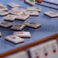 Elegante Juego de Mahjong Americano con Grabado Profundo de Navidad en una Aldea de Esquí y Nieve, Acrílico Azul Crema para Fiestas en Casa y Regalo de Navidad