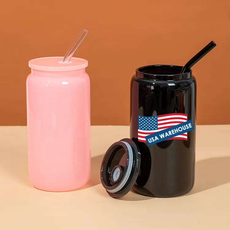 USA Warehouseソリッド光沢カラーブラック16オンス昇華ブランクビールグラス缶タンブラーカップ、プラスチック蓋とブラックストロー付き