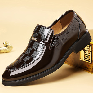 รองเท้าหนังแก้วทรงทางการสำหรับผู้ชาย หัวแหลม สวมแบบสลิปออน ส้นเตี้ย เหมาะสำหรับใส่ทำงานในออฟฟิศ กันลื่น ผลิตที่เมืองเหวินโจว - Product Image 1