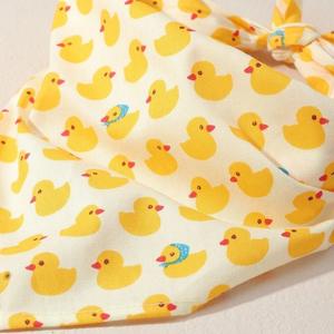 وشاح سريع الجفاف للحيوانات الأليفة للكلاب والقطط، مقاسات S M L، مطبوع بتصميم البط، يدعم التخصيص، الحد الأدنى للطلب منخفض، إكسسوار رقبة للحيوانات الأليفة الصغيرة - Product Image 2