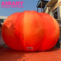 Décoration de jardin d'Halloween avec un ballon géant gonflable en forme de citrouille