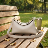 Sac à bandoulière élégant et moderne en cuir véritable avec fermeture boutonnée pour femme, sac à main minimaliste pour le bureau, pochette polyvalente pour les trajets quotidiens et les soirées