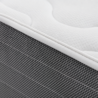Matelas en mousse à mémoire de forme compressé sous vide pour hôtels, disponible en tailles Twin, Queen et King, avec emballage gain de place pour une expédition optimisée.