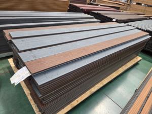 Co-extrusion moderne en bois plastique imperméable directe d'usine de platelage en PE de deuxième génération pour l'aménagement paysager extérieur carré antidérapant - Product Image 2
