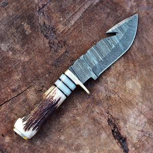 Gancho de tripa hecho a mano Damasco Caza Cuchillo para desollar Cuernos de ciervo Cuchillo con Funda de cuero Vaquero - Product Image 3