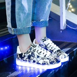 รองเท้าผ้าใบแบบสวมใส่สบายสำหรับฤดูหนาว พร้อมไฟ LED ชาร์จผ่าน USB ระบายอากาศได้ดี เหมาะสำหรับเด็กชาย เด็กหญิง และผู้หญิง ดีไซน์หรูหรา - Product Image 4