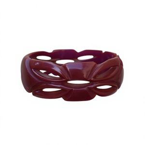 Brazalete de Resina Tallado a Mano, Joyería Artesanal para Mujer, Brazalete para Chicas y Mujeres, Accesorios de Moda con Estilo para Bodas - Product Image 2