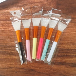 Brosse à masque en silicone portable à double usage, à poils doux, pour l'application de maquillage, de qualité supérieure, avec remise sur les achats multiples - Product Image 2