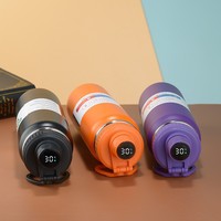 Bouteille d'eau sport en acier inoxydable à isolation sous vide Atlas DrinkWare K135 grande capacité avec affichage LED de la température et sangle pour le camping