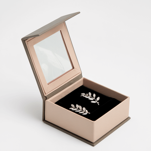 Boîte cadeau magnétique en papier pour bijoux avec logo personnalisé, emballage rigide recyclable pour boucles d'oreilles avec fenêtre en PVC - Product Image 1