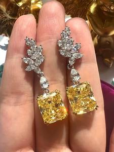 Élégantes boucles d'oreilles longues en argent avec motif de feuilles, pierres en moissanite et coupe coussin jaune radiant, boucles d'oreilles de luxe pour les soirées - Product Image 2