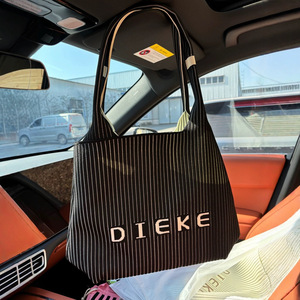 Sac fourre-tout décontracté grande capacité pour femme en tissu tissé, design <span class=keywords><strong>de</strong></span> niche, plissé, à porter à la main, à l'épaule ou sous le bras, résistant à l'<span class=keywords><strong>eau</strong></span>, avec chaînes - Product Image 4