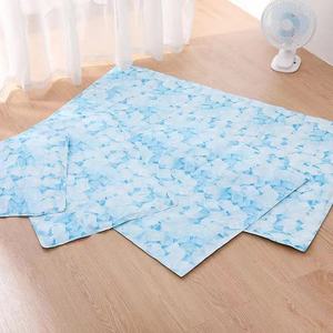 Alfombra Refrigerante para Mascotas, Rectangular, con Patrón Geométrico Azul, Textil, para Uso en Verano - Product Image 1