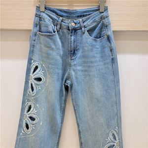 Vaqueros de mezclilla de corte estrecho para mujer, delgados, estilo nuevo primavera 2025, tiro medio, ajuste regular, vintage, entallados, con pedrería. - Product Image 2