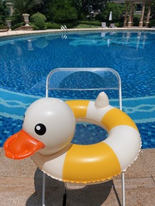 Anillo de natación inflable a granel al por mayor para niños, diseño de flotador de piscina de pato con círculos azules y amarillos, material de PVC - Product Image 4