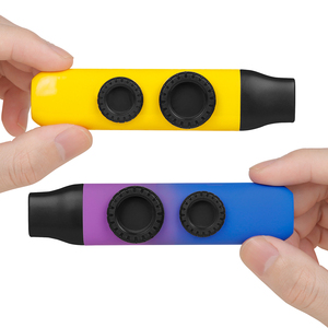 Nuevo producto de diseño Mini flauta Tik Tok acompañamiento en vivo Simple niños adultos instrumento Musical portátil Color degradado Kazoo - Product Image 1