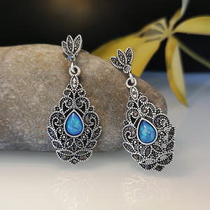 Orecchini a Perno Traforati con Dettagli in Stile Opale, Design Vintage, Accessori di Moda per Donne - Product Image 4