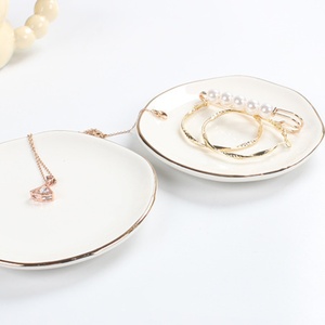 Bandeja de Joyería de Cerámica Redonda con Borde Dorado Personalizada, Plato para Anillos y Collares - Product Image 3