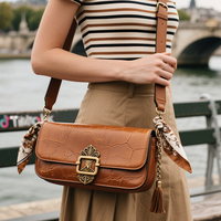 Sac bandoulière vintage en cuir PU marron gaufré croco pour femme avec foulard et pompon décoratif